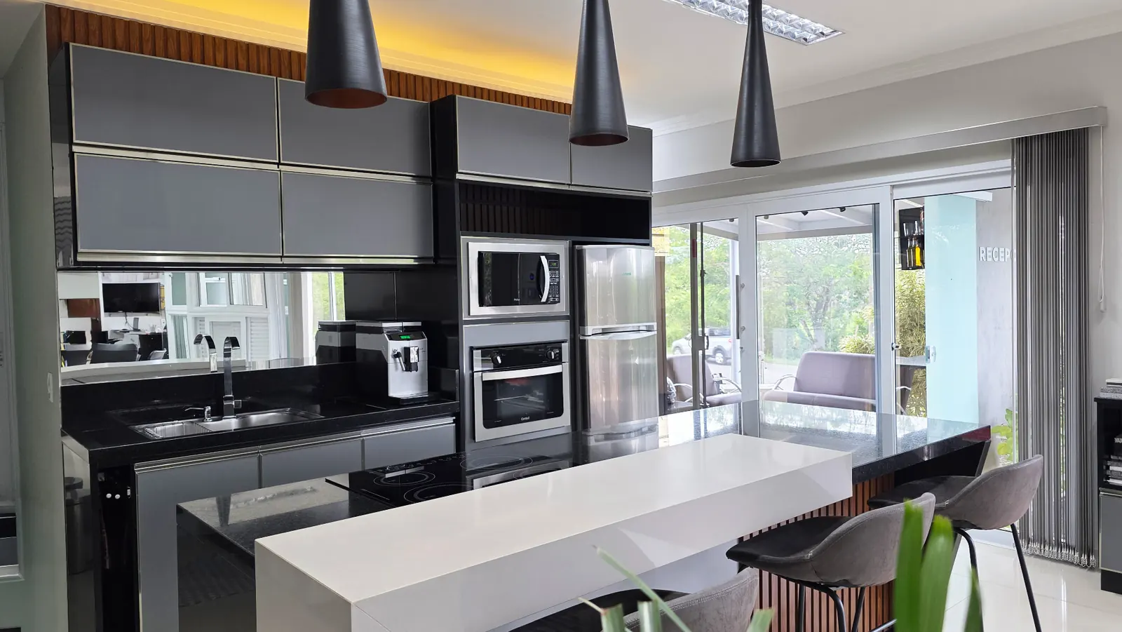 Showroom licenciado — cozinha grafite com bancada em granito