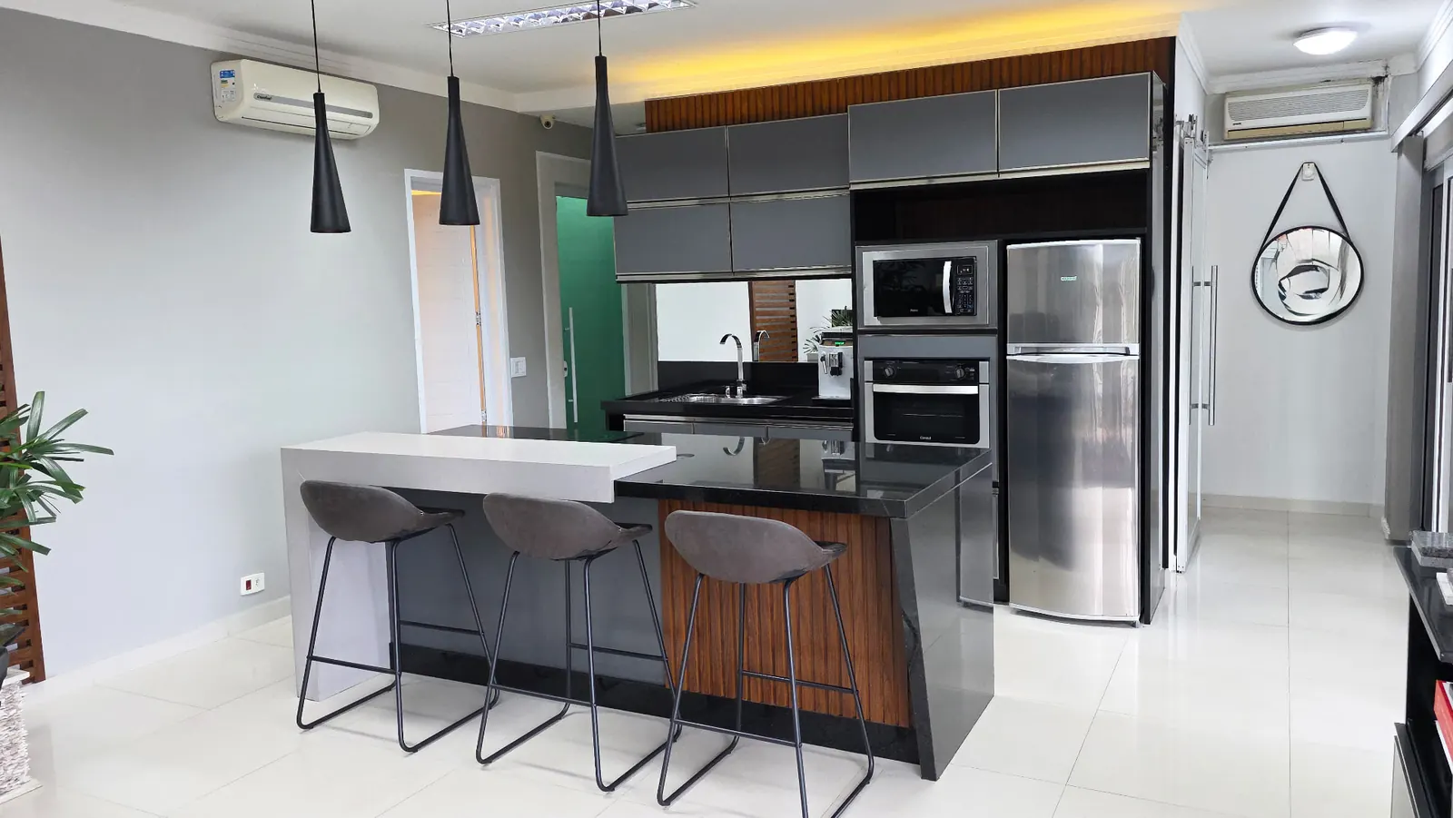 Showroom licenciado — ilha com bancada dupla e banquetas